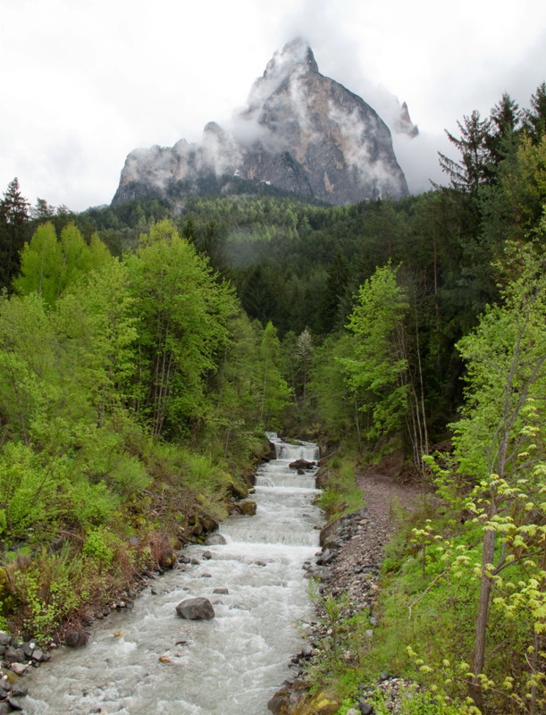 Südtirol IMG_2459 als Smart-Objekt-1 Kopie.jpg - Auf einer schönen Wanderung nach Seis mit anschliessendem Ortsrundgang. Felix ging wieder einmal auf die Jagd. Wir haben 45 Minuten gebraucht um ihn wieder einzufangen. 